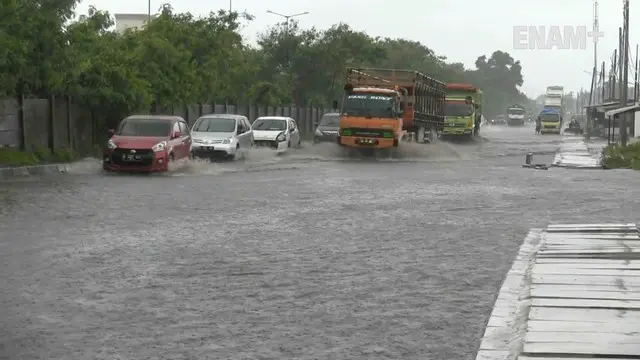 Hujan yang turun sejak pagi hari membuat wilayah Cakung dan Cilincing terendam banjir. Tidak hanya permukiman jalan arteri Cakung menuju Cilincing juga tergenang Banjir.