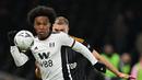 Gelandang Fulham Willian bersaing dengan bek Leeds United Rasmus Kristensen pada pertandingan putaran kelima Piala FA 2022/2023 di Craven Cottage di London, Rabu (28/2/2023) dini hari WIB. Fulham menyingkirkan Leeds United dengan kemenangan 2-0. (Photo by Glyn KIRK / AFP)