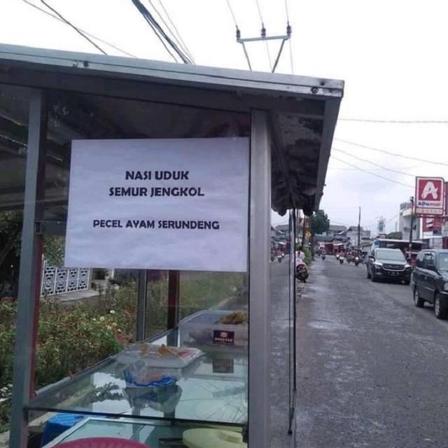 7 Iklan Spanduk Nyeleneh Sukses Bikin Tertawa Geli