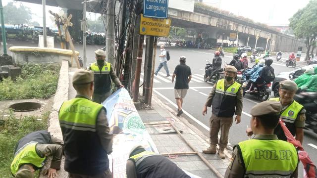 Satpol PP DKI Jakarta menurunkan 2.792 atribut partai politik.