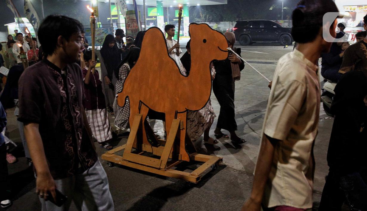 Masyarakat pun menyambut sukacita di sepanjang rute yang dilewati pawai obor. (Liputan6.com/Angga Yuniar)