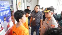Polisi mengamankan dua orang spesialis perampok minimarket di Kabupaten Bekasi, Jawa Barat, Senin 5 Desember 2022. (Dok. Liputan6.com/Bam Sinuligga)