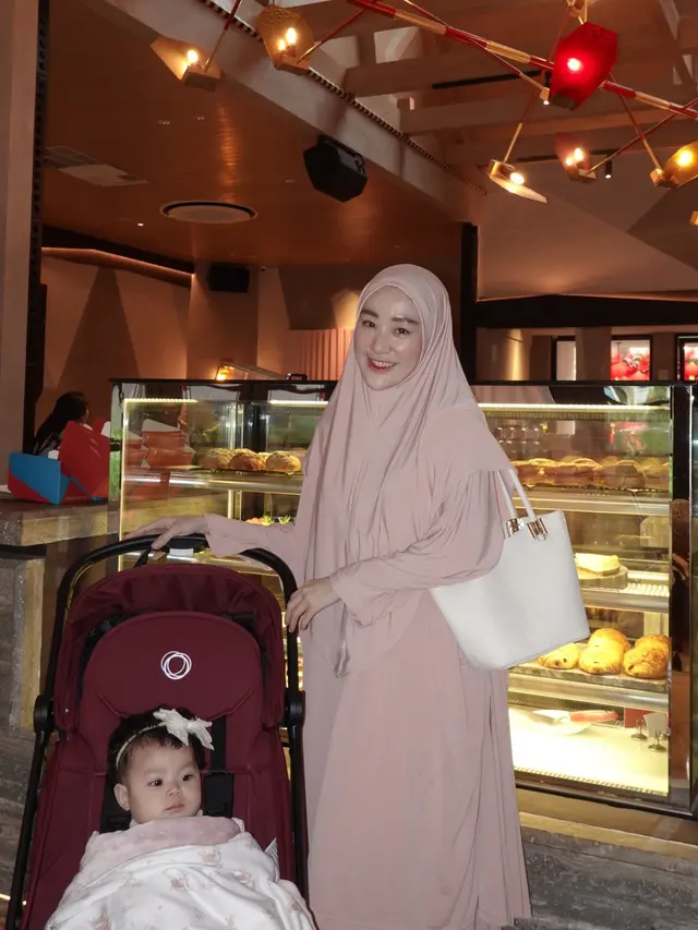 Genap 29 Tahun, Ini 5 Gaya Hijab Simpel Ala Larissa Chou saat Hangout Bareng Anak