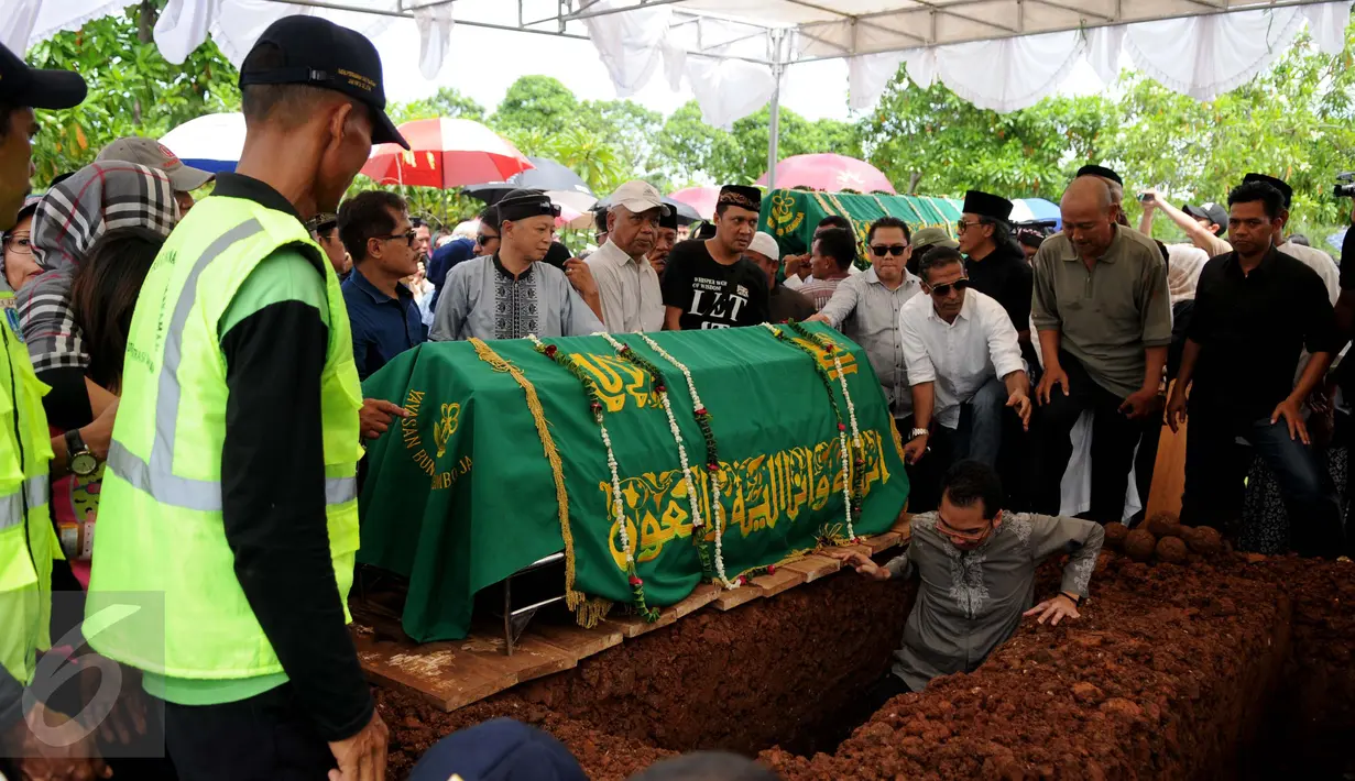 Suasana penguburan korban pembunuhan Pulomas i TPU Tanah Kusir, Jakarta, Rabu (28/12). Tiga jenazah korban pembunuhan yaitu Dodi Triono (59), Diona Arika (16) dan Dianita Gemma (9). (Liputan6.com/Gempur M Surya)