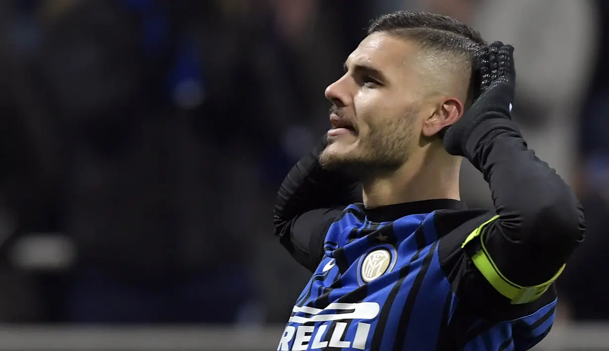 Striker Inter Milan, Mauro Icardi, merayakan gol yang dicetaknya ke gawang Atalanta pada laga Serie A Italia di Stadion San Siro, Milan, Minggu (19/11/2017). Inter menang 2-0 atas Atalanta. (AFP/Miguel Medina)