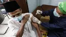 Petugas menyuntikkan vaksin COVID-19 tahap kedua kepada warga lansia di di RPTA Gajah Tunggal, Jakarta Barat, Rabu (21/4/2021). Berdasarkan data hingga 19 April 2021, total 10.966.934 orang Indonesia telah menjalani vaksinasi Covid-19. (Liputan6.com/JohanTallo)