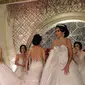 Model memperagakan busana Yohannes Bridal saat fashion show gaun pengantin bertema "Wedding Open House"  di Jakarta, (20/2).  Pameran Fashion Show Wedding Open House ini di gelar dari tanggal 20 - 21 Februari 2016.(Liputan6.com/JohanTallo)