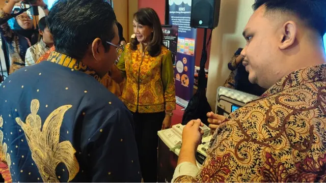 Direktur Jenderal Sumber Daya Perangkat Pos dan Informatika Ismail Mengunjungi Booth IoT Alita dalam Acara Indonesia Smart Solutions Summit 2023