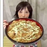 Sepertinya satu bungkus mi instan takkan sanggup membuat perut cewek mungil ini kenyang.