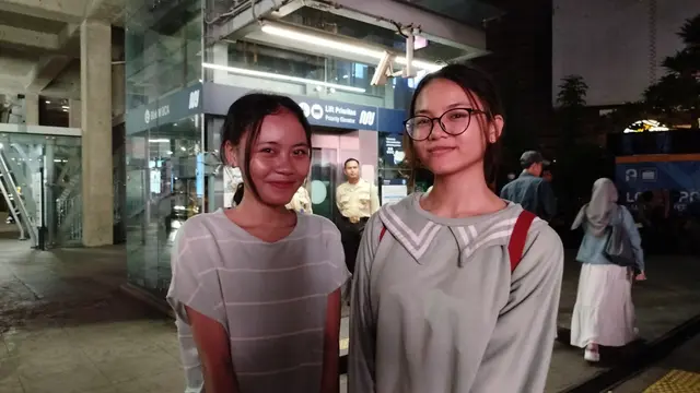 Dua penumpang Mass Rapid Transit MRT Jakarta, Sevtianisa terlantar imbas jatuhnya besi kontruksi di rel kawasan Kramat Pela, Kebayoran Baru. (Liputan6/Ady Anugrahadi)