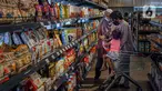Pengunjung memilih produk Usaha Mikro, Kecil, dan Menengah (UMKM) yang dijual di M Block Market, Jakarta, Minggu (14/3/2021). M Block Market merupakan toko swalayan yang menjual 70 persen berbagai produk buatan dalam negeri. (Liputan6.com/Faizal Fanani)