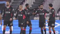Para pemain Liverpool merayakan gol yang dicetak Mohamed Salah ke gawang West Ham United dalam laga pekan ke-21 Premier League, Senin (1/2/2021) dini hari WIB. Liverpool menang 3-1 dalam pertandingan ini. (John Walton/Pool via AP)