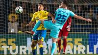 Striker Las Palmas, Jonathan Calleri, berusaha melewati bek Barcelona, Thomas Vermaelen, pada laga La Liga Spanyol di Stadion Gran Canaria, Las Palmas, Kamis (1/3/2018). Kedua klub bermain imbang 1-1. (AFP/Desiree Martin)