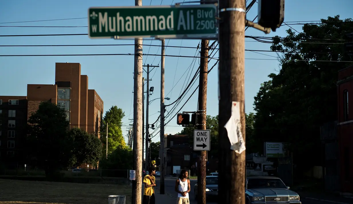 Muhammad Ali diabadikan menjadi nama sebuah jalan di Louisville, Kentucky, AS, (10/6/2016). (AFP/Brendan Smialowski)
