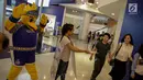 Maskot BIO (BCA Indonesia Open) menyapa pengunjung mall dengan happening act di Jakarta, Minggu (3/6). Selain itu kegiatan tersebut juga bertujuan untuk mengenalkan maskot BCA Indonesia Open (BIO) kepada masyarakat. (Liputan6.com/Faizal Fanani)