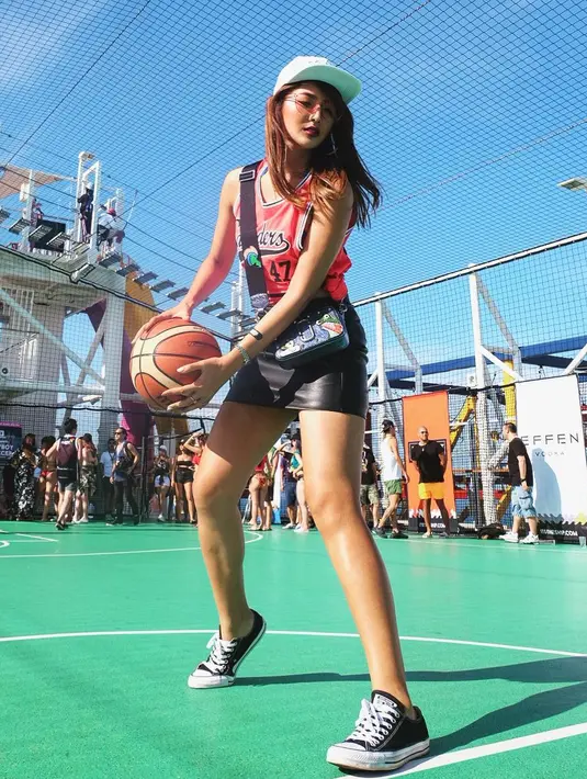 Sudah tidak diragukan lagi keseksian tubuh dari Maria Selena. Seperti diketahui, artis yang satu ini memang rajin olahraga terutama basket. (Foto: instagram.com/mariaselena)