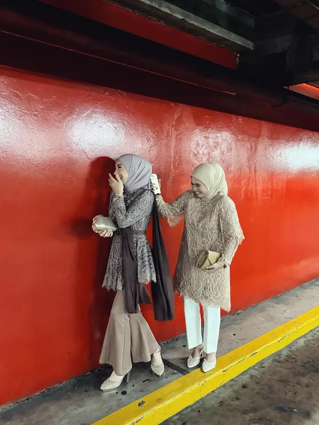 6 Gaya Kondangan Irish Bella yang Bikin Pangling, Terlihat Makin Ramping saat Kenakan Kebaya dan Celana Cutbray