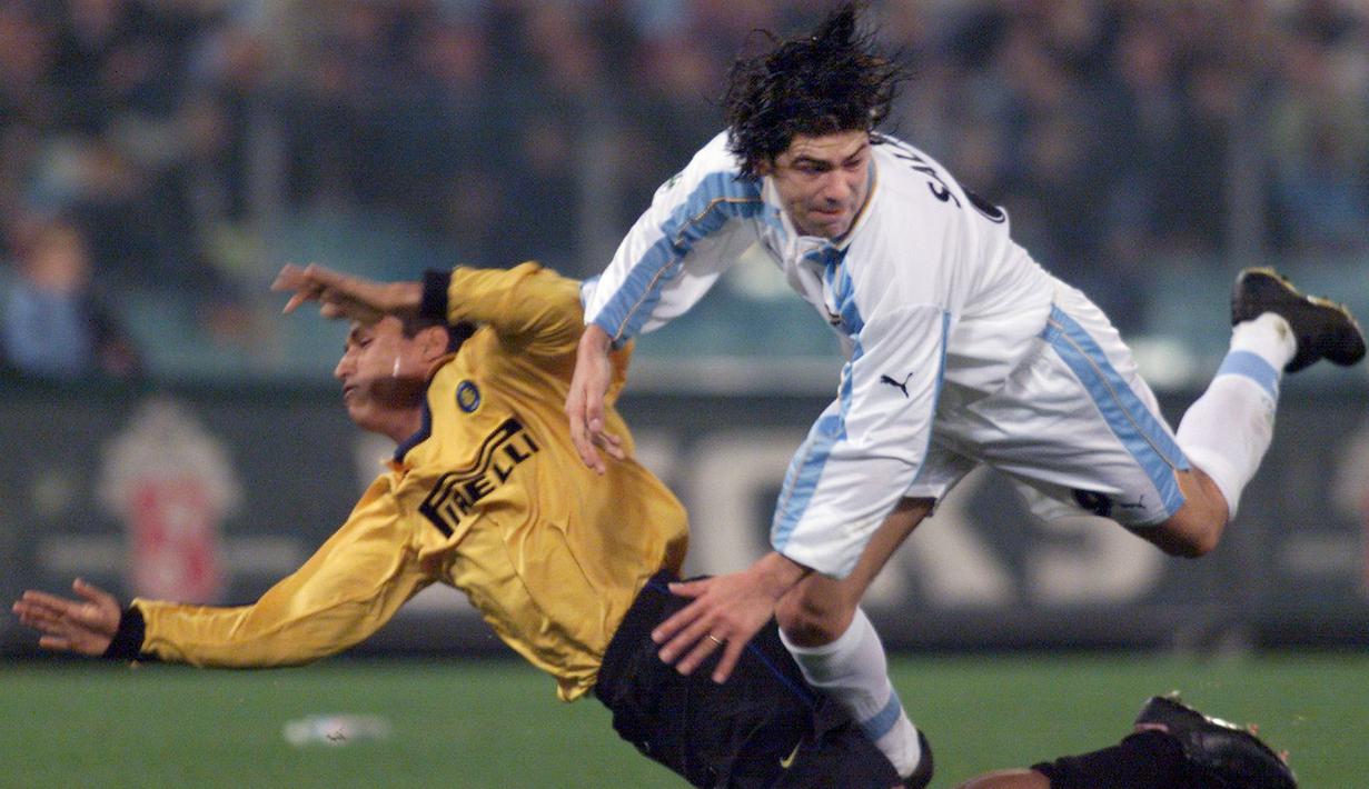 5. Lazio - Sempat mendapat julukan The Dream Team dengan mengandalkan Juan Veron dan Pavel Nedved. Klub ibukota ini juga memiliki striker maut, Ivan Zamorano dan Marcelo Salas. (Photo by GABRIEL BOUYS / AFP)