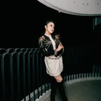 Dalam momen ini, Tiara tampil dengan lady rocker look yang memadukan kekuatan dan feminitas dalam satu balutan outfit. [@tiaraandini].