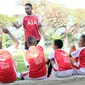 Mantan kapten Timnas Indonesia, Ponaryo Astaman, memberikan coaching clinic dalam kegiatan AIA Sepak Bola untuk Negeri di Makassar, Sulawesi Selatan, Senin (6/8/2018). (Istimewa)