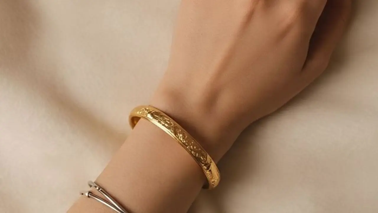 Ilustrasi Model Gelang Emas Bangle Klasik (Sumber: Meta AI)