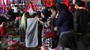 Calon pembeli memilih kerudung saat berbelanja di Pasar Tanah Abang, Jakarta, Rabu (9/12). Libur pilkada dimanfaatkan warga untuk berbelanja pakaian di pasar tekstil terbesar di Asia Tenggara itu. (Liputan6.com/Angga Yuniar)
