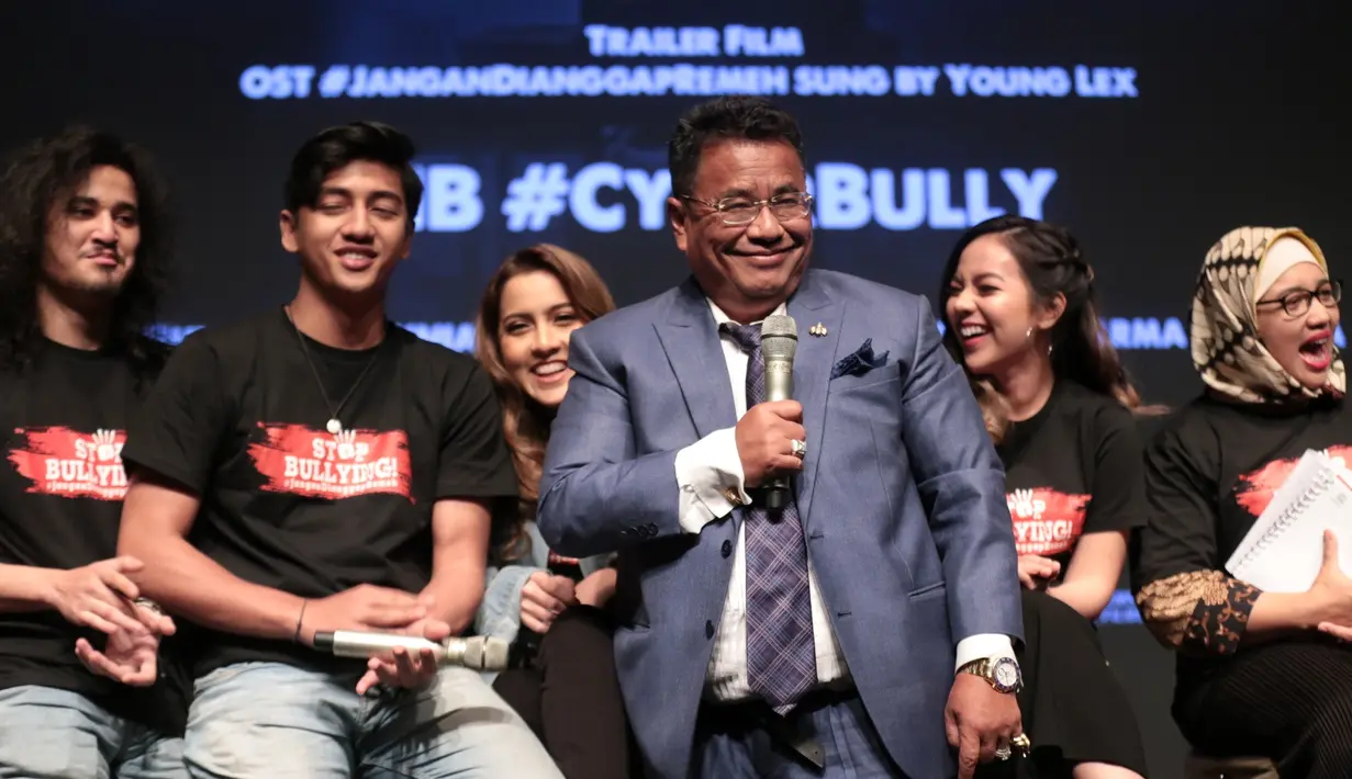 Menurut pengacara yang melekat dengan barang-barang mewah tersebut, anak dan istrinya bukanlah tipe yang dipikirkan banyak orang. Sehingga fotonya harus di posting di media sosial. (Adrian Putra/Bintang.com)