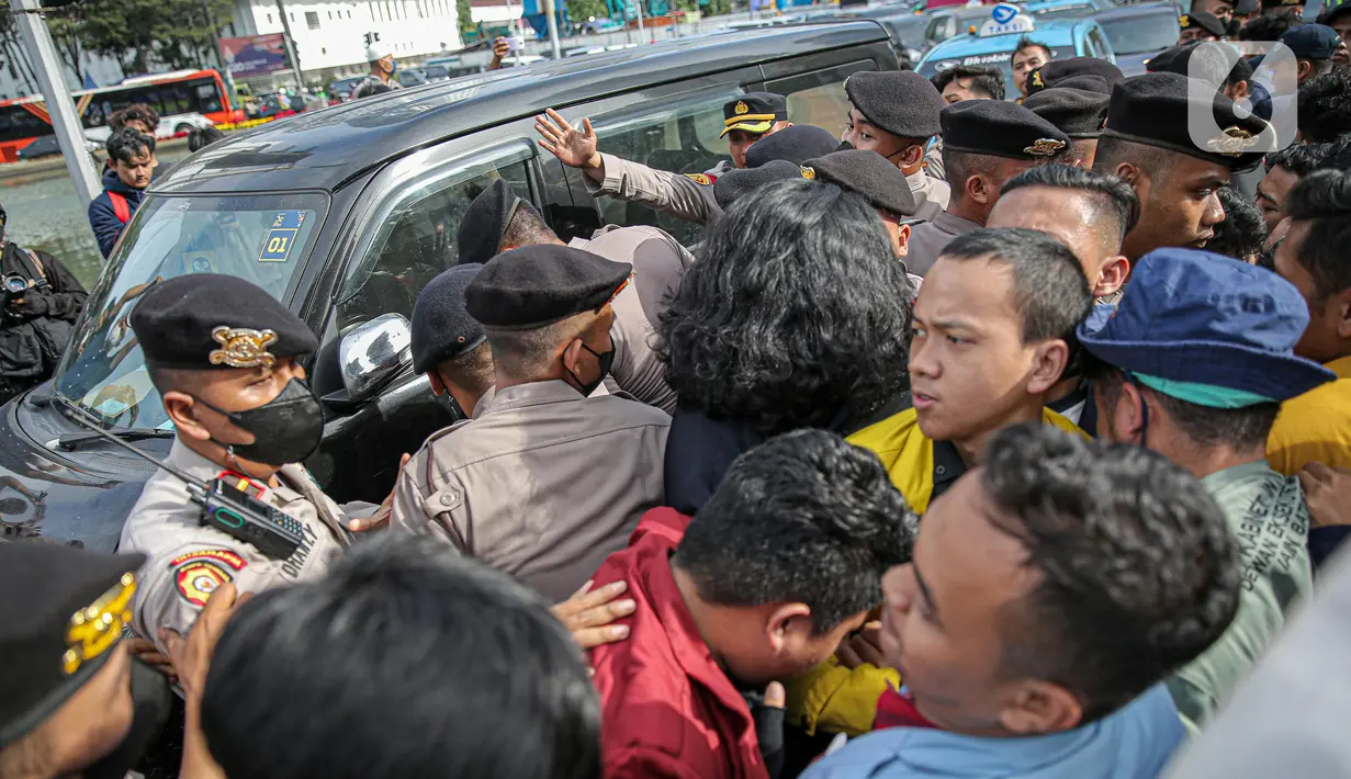 Massa aksi dari BEM Seluruh Indonesia (BEM SI) terlibat saling dorong dengan aparat saat aksi di kawasan Patung Kuda, Jakarta, Jumat (28/10/2022). Dalam aksinya mereka menuntut penolakan kenaikan harga BBM hingga penyelesaian pelanggaran HAM masa lalu. (Liputan6.com/Faizal Fanani)