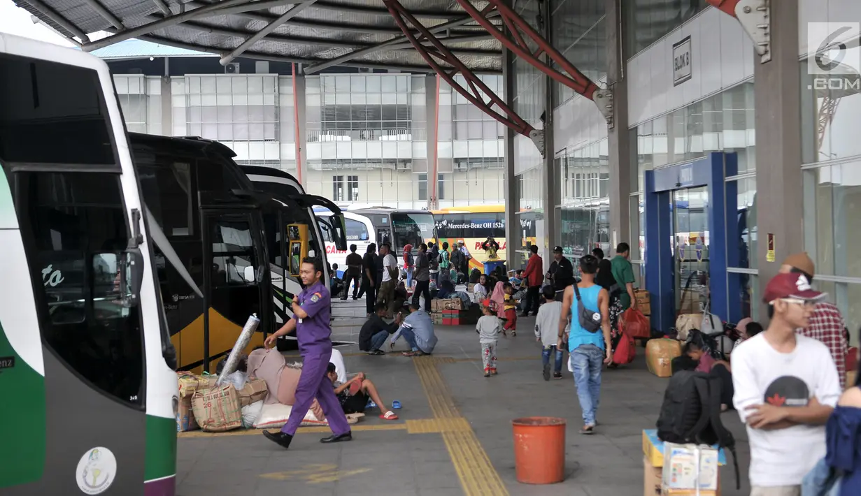 Suasana saat penumpang lalu lalu lalang di Terminal Pulo Gebang, Jakarta, Minggu (3/6). Meski Hari Raya Idul Fitri masih 12 hari lagi, para pemudik mulai terlihat memenuhi Terminal Pulo Gebang. (Merdeka.com/Iqbal Nugroho)