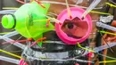 Seniman Filipina Leeroy New mengenakan masker improvisasi di studionya Manila, 22 Mei 2020. Leeroy New menggunakan botol plastik daur ulang, gelas dan kok untuk membuat masker artistik COVID-19 yang juga akan tampilkan dalam pameran online bersama seniman visual lainnya. (Xinhua/Rouelle Umali)