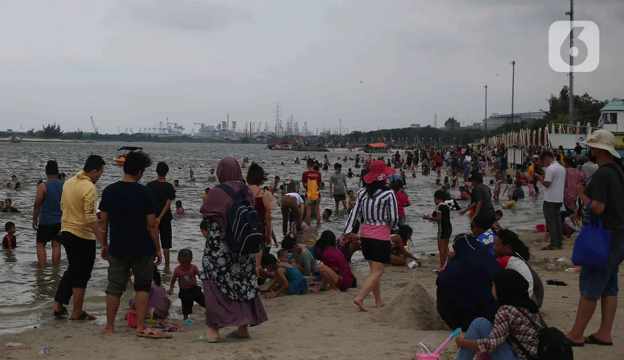 <p>Pengunjung memadati kawasan Pantai Ancol di Taman Impian Jaya Ancol, Jakarta, Rabu (4/5/2022). Objek wisata tersebut kembali ramai dikunjungi wisatawan pada saat liburan Hari Raya Idul Fitri 1443 H setelah dua tahun sebelumnya sempat mengalami penurunan kunjungan wisatawan akibat pandemi Covid-19. (Liputan6.com/Herman Zakharia)</p>