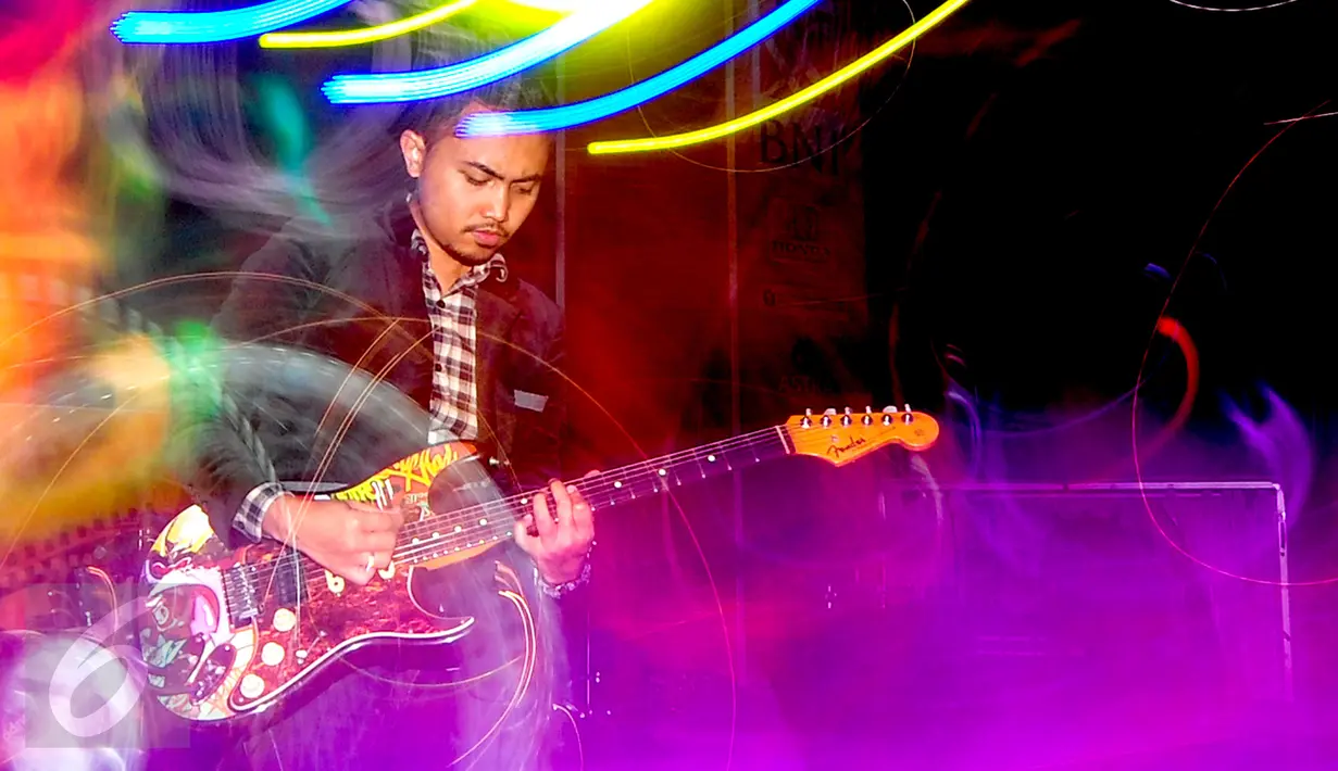 Penampilan Arief Kerispatih saat malam penganugerahan Police Movie Festival 2015 di Central Park, Jakarta, Sabtu (13/6). (Liputan6.com/Yoppy Renato)