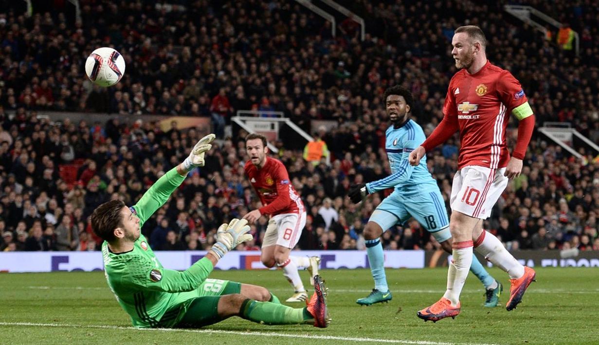 Striker Manchester United, Wayne Rooney, mencetak gol pertama ke gawang Feyenoord pada matchday kelima Grup A Liga Europa 2016-2017, di Stadion Old Trafford, Jumat (25/11/2016) dini hari WIB. (AFP/Oli Scarff)