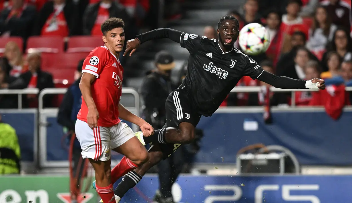 Pemain Juventus, Samuel Iling-Junior berebut bola dengan pemain Benfica, Alexander Bah pada laga Grup H Liga Champions 2022/2023 di Luz Stadium, Lisbon, 25 Oktober 2022. Musim ini, Iling-Junior telah membuat 11 penampilan dengan melesatkan 1 assist bersama skuad utama La Vecchia Signora. Pelatih Timnas Inggris, Ian Foster memasukkannya ke dalam 23 nama pemain untuk laga uji coba menjelang Piala Dunia U-20 2023. (AFP/Patricia De Melo Moreira)
