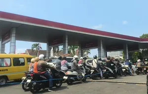 Antrean BBM Mengular di Jember, Pertamina Minta Warga Tak Panic Buying
