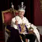 Potret Resmi Raja Charles III Usai Penobatan di Istana Buckingham dengan Mahkota, Tongkat Kerjaan, dan Orb. (Fotografer: Hugo Burnand/Dokumentasi: The Royal Family)