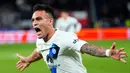 Pemain Inter Milan Lautaro Martinez melakukan selebrasi usai mencetak gol ke gawang Salzburg melalui tendangan penalti pada pertandingan sepak bola Grup D Liga Champions di Salzburg, Austria, Rabu (8/11/2023). (AP Photo/Petr David Josek)