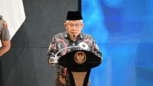 Wakil Presiden (Wapres) K.H. Ma’ruf Amin saat memberikan pidato di acara International Conference on Applied Sciences, Education, and Technology (iConASET) di Kampus B Universitas Nahdlatul Ulama Surabaya (Unusa), Rabu (11/09/2024).