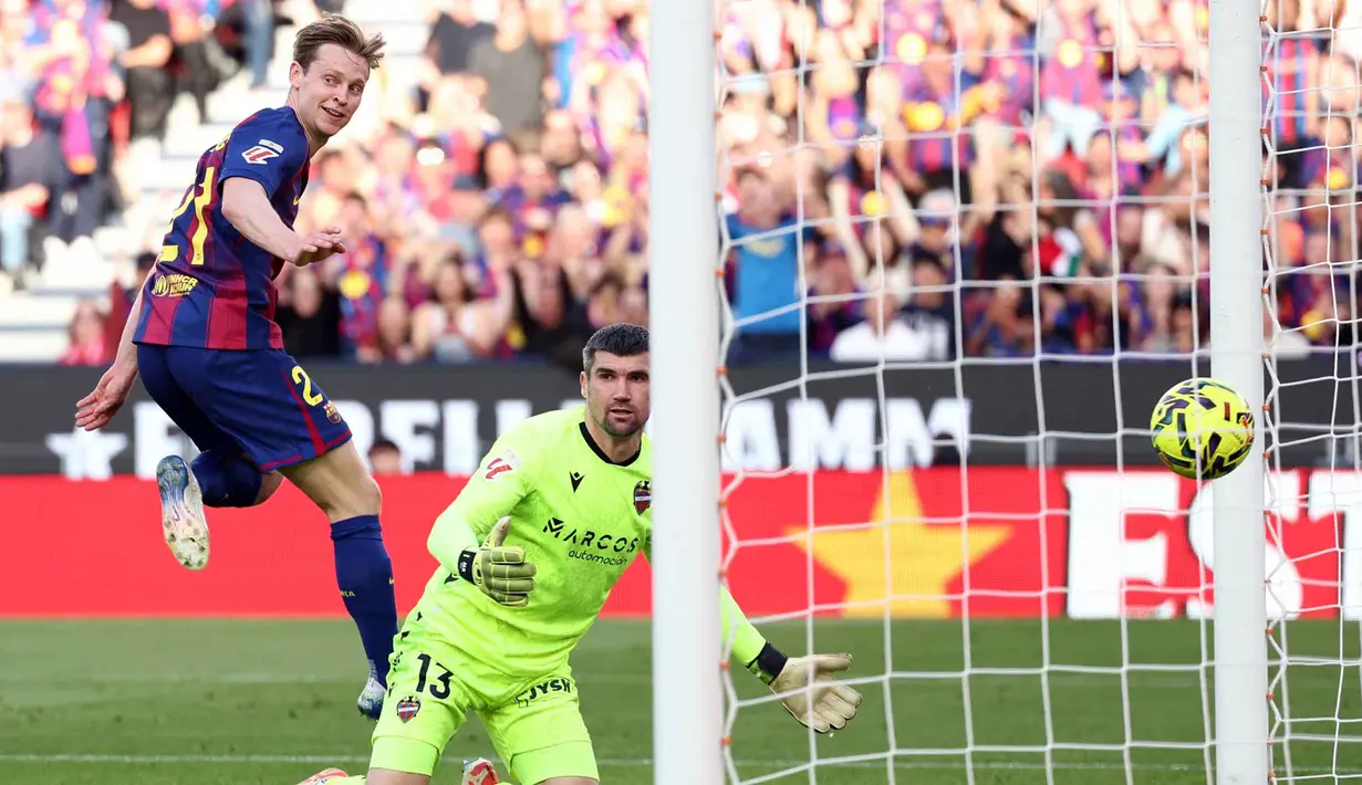 Menit ke-32, gol Frenkie de Jong menambah keunggulan Barcelona atas Levante. Tampak dalam foto, gelandang Barcelona asal Belanda, Frenkie De Jong, saat mencetak gol kedua timnya selama pertandingan pekan ke-25 La Liga 2025/2026 melawan Levante UD di Stadion Camp Nou, Minggu 22 Februari 2026. (Josep LAGO/AFP)