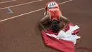 Pelari Indonesia, Sapto Yogo Purnomo, melakukan sujud usai meraih medali emas cabang atletik nomor lari 200 meter T 37 Asian Para Games di SUGBK, Jakarta, Senin (8/10/2018). (Bola.com/Vitalis Yogi Trisna)