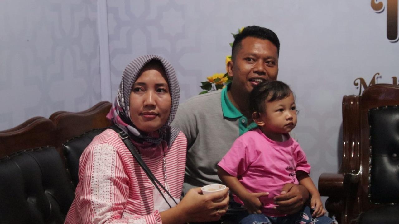 Pemudik yang membawa anak balita diantar polisi dengan mobil patroli hingga rumahnya di Ulujami, Pemalang. (Foto: Liputan6.com/Polres Pemalang)