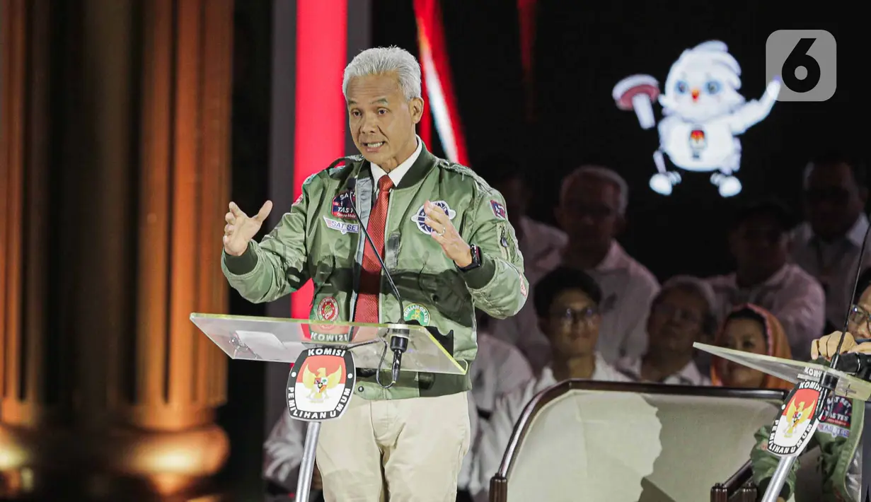 Capres nomor urut 03 Ganjar Pranowo saat beradu gagasan dalam debat ketiga Capres Pemilu tahun 2024 di Istora Gelora Bung Karno, Jakarta, Minggu (7/1/2023). (Liputan6.com/Faizal Fanani)