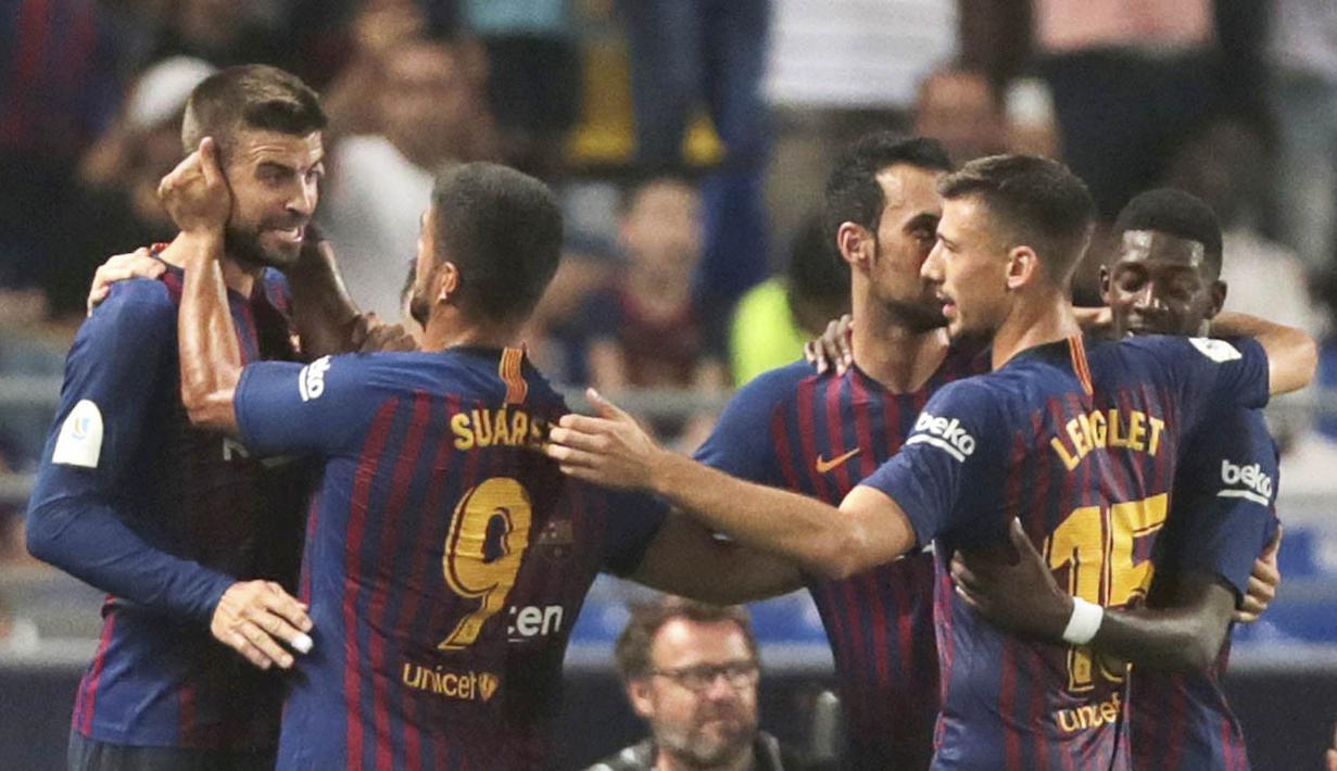 Para pemain Barcelona merayakan gol yang dicetak oleh Gerard Pique ke gawang Sevilla pada laga Piala Super Spanyol di Stadion Ibn Batouta, Tangiers, Minggu (12/8/2018). Barcelona menang 2-1 atas Sevilla. (AP/Mosa'ab Elshamy)