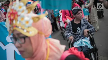 Sejumlah penyandang disabilitas mengikuti pawai budaya di kawasan MH Thamrin, Jakarta, Selasa (27/8/2019). Kegiatan bertema “Menuju Disabilitas Merdeka” tersebut menuntut pemerintah Indonesia untuk tidak melakukan diskriminasi terhadap mereka. (Liputan6.com/Faizal Fanani)