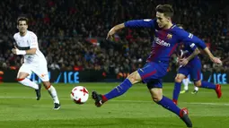 Bek Barcelona, Denis Suarez, melepas tendangan saat melawan Murcia pada babak 32 besar Copa del Rey di Stadion Camp Nou, Barcelona, Rabu (29/11/2017). Barcelona menang 5-0 atas Murcia dan lolos dengan agregat 8-0. (AP/Manu Fernandez)