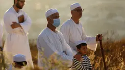 Kaum Samaria mengikuti upacara tradisional perayaan Festival Shavuot di Gunung Gerizim, Tepi Barat, Minggu (28/6/2020). Hari Raya Shavuot adalah untuk memperingati hari Allah memberikan Taurat kepada Musa dan bangsa Israel di Gunung Sinai. (Xinhua/Ayman Nobani)