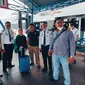 Petugas Kantor Imigrasi Kota Dumai mengawal deportasi warga Malaysia yang melakukan pemalsuan identitas di Indonesia. (Liputan6.com/M Syukur)