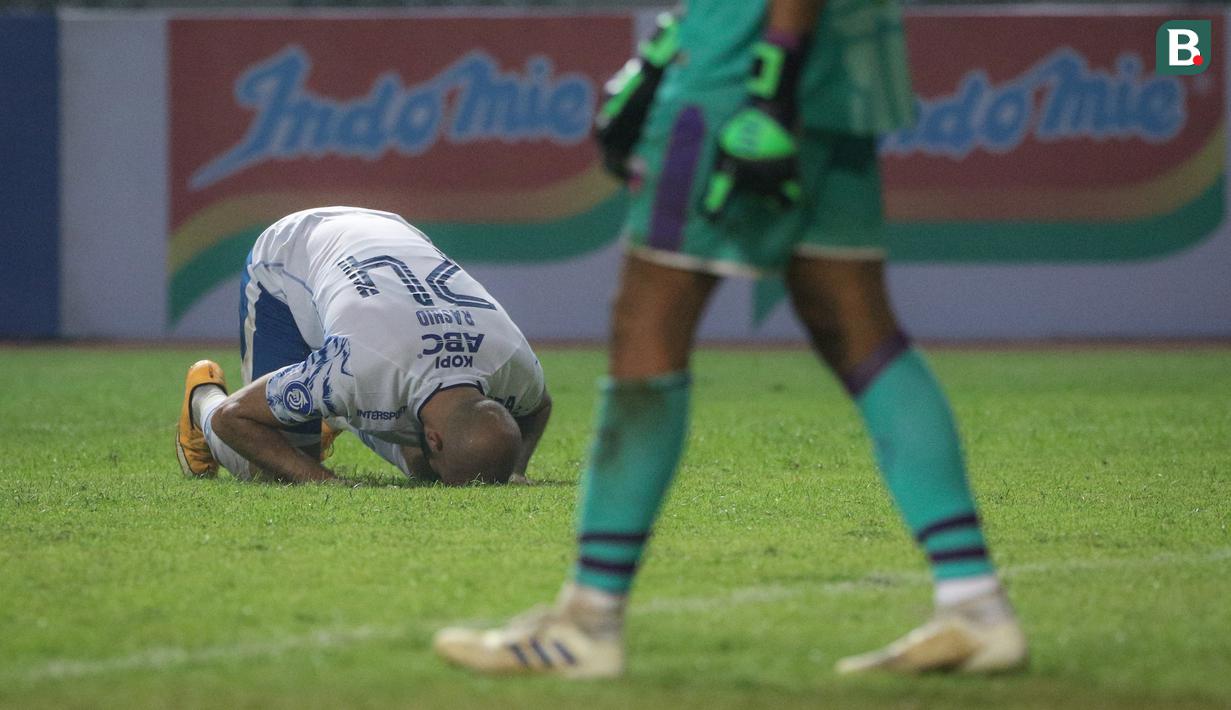 Gelandang Persib Bandung, M. Rashid bersujud merayakan gol keduanya yang dicetak ke gawang Persita Tangerang dalam laga pekan kedua BRI Liga 1 2021/2022 di Stadion Wibawa Mukti, Cikarang, Sabtu (11/09/2021). Persib menang 2-1. (Foto: Bola.com/Bagaskara Lazuardi)