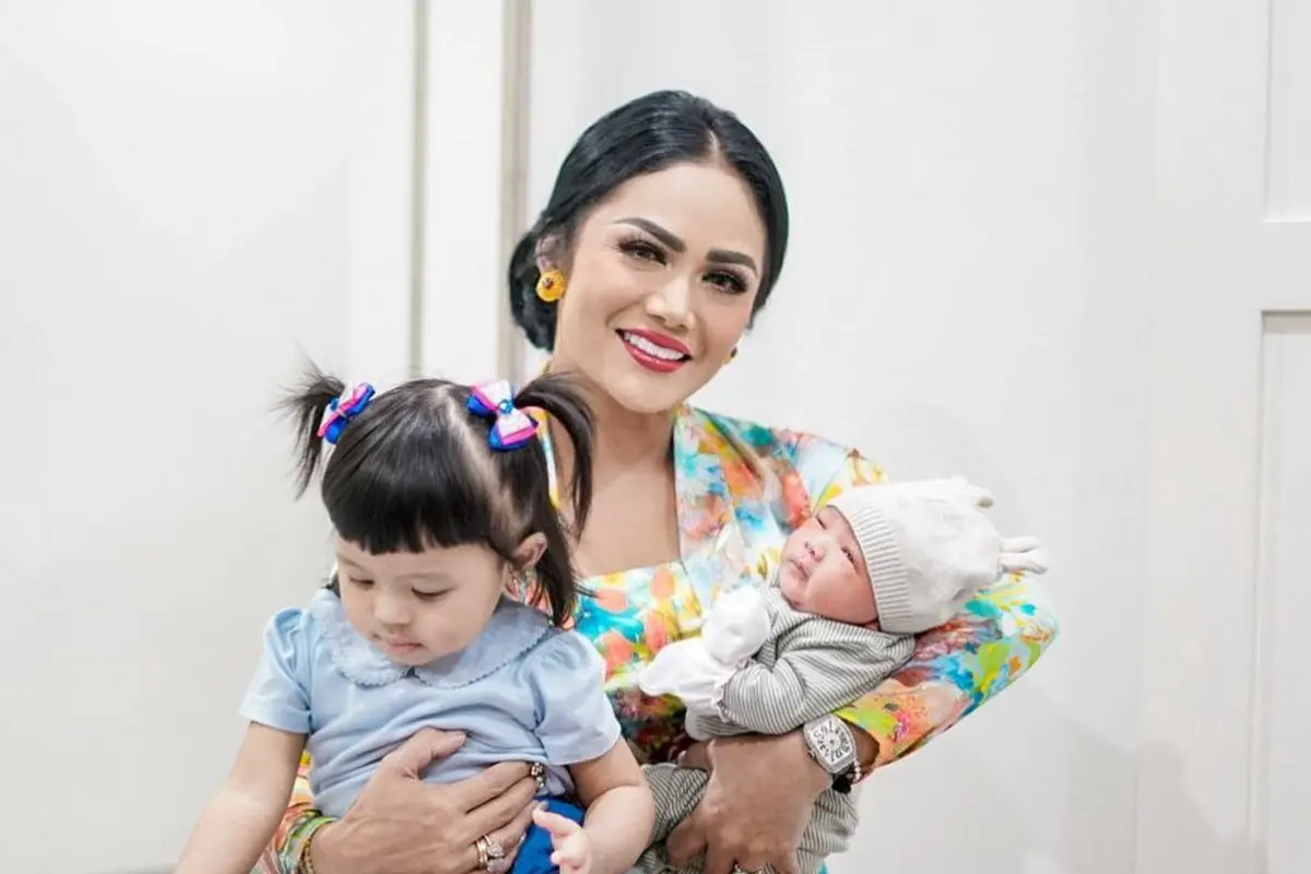 10 Inspirasi Kebaya Krisdayanti yang Bikin Tampil Anggun Bak Ningrat, Mana yang Jadi Favoritmu?