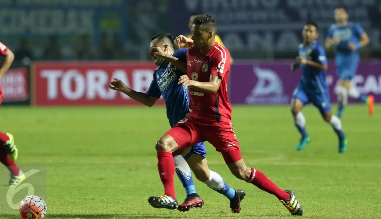 Bek Semen Padang, Casio Fransisco de Jesus menahan pergerakan Shohei Matsunaga (Persib) saat laga perebutan tempat ketiga Piala Presiden 2017 di Stadion Pakansari, Kab Bogor, Sabtu (11/3). Semen Padang kalah 0-1. (Liputan6.com/Helmi Fithriansyah) 